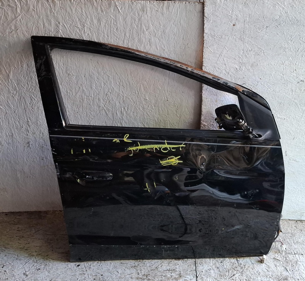 PUERTA RH MIRAGE 2021 CON DETALLE